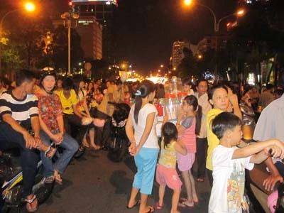 Chùm ảnh: Người dân TP. HCM xem pháo hoa trong mưa ảnh 1