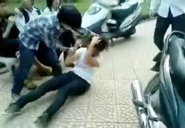 Nữ sinh trong clip đánh nhau: Treo “án” đuổi học 1 năm ảnh 1