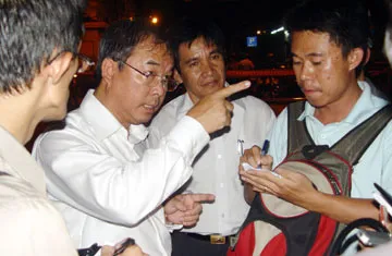 Phó Chủ tịch thường trực UBND TP Nguyễn Thành Tài trả lời báo chí tại hiện trường. Ảnh: HTD