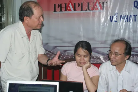 Ông Đỗ Ngọc Thụy (Chuyên viên Thanh tra Sở Xây dựng) đang thảo luận nhằm trả lời chính xác cho bạn đọc. Ảnh Thanh Nhã Ông Đỗ Ngọc Thụy (Chuyên viên Thanh tra Sở Xây dựng) đang thảo luận nhằm trả lời chính xác cho bạn đọc. Ảnh Thanh Nhã