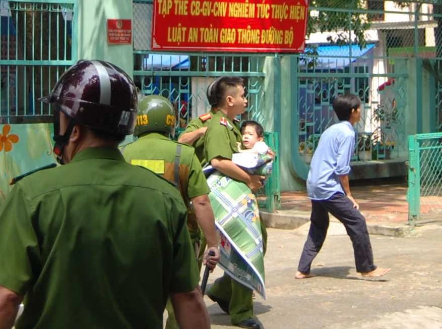 Chùm ảnh: Hiện trường vụ bắt cóc học sinh trường mầm non ảnh 14