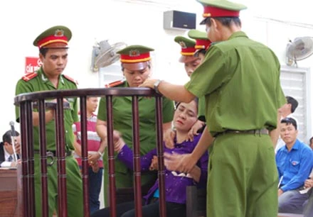 Trực tiếp phiên xử vụ án nhà báo Hoàng Hùng- Phần 2: Bà Liễu lãnh án tù chung thân ảnh 3 Trực tiếp phiên xử vụ án nhà báo Hoàng Hùng- Phần 2: Bà Liễu lãnh án tù chung thân ảnh 3