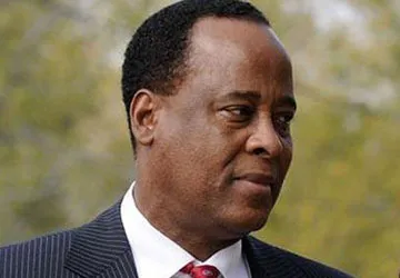 Bác sĩ chính của Jackson bị vỡ nợ ảnh 1 Bác sĩ chính của Jackson bị vỡ nợ ảnh 1