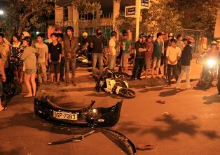 Nữ tài xế lái ôtô bỏ chạy sau tai nạn ở chân cầu Rồng ảnh 1