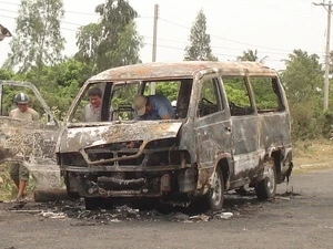 Một xe khách 12 chỗ ngồi bất ngờ bốc cháy dữ dội ảnh 1