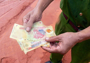 Phát hiện va li tiền bỏ rơi cạnh quốc lộ 1A ảnh 1