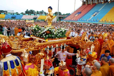 Lễ rước Phật Đản sanh tại Đại lễ Phật Đản TP.HCM - 2009 - Ảnh: Hoàng Thạch Vân Tiết mục ca múa mừng Phật Đản Việt Nam trong Đại lễ Phật Đản TP.HCM - Ảnh: Hoàng Thạch Vân Phật tử nhí dự Đại lễ Phật Đản - Ảnh: Hoàng Thạch Vân Dàn kèn ốc Thành hội Phật giáo TP.HCM trong Đại lễ Phật Đản - Ảnh: Hoàng Thạch Vân