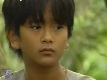 Diễn viên Hùng Thuận.Ảnh: TFS Năng khiếu quý hơn vàng! Điều không thể phủ nhận là thành công vang dội của bộ phim Triệu phú khu ổ chuột (Slumdog millionaire) phần nào nhờ vào khả năng diễn xuất tài tình của các diễn viên, trong đó có Azharuddin Ismail và Rubina Ali, hai đứa bé được đoàn làm phim “phát hiện” ở khu ổ chuột Mumbai (Ấn Độ). Ngoài những giải thưởng, lời tán tụng, Azharuddin Ismail và Rubina Ali còn nhận được đề nghị làm việc với kinh đô điện ảnh Bollywood. Nền công nghiệp điện ảnh hiện đại thế giới hôm nay rất nhanh nhạy và đưa không ít tài năng trẻ thành những ngôi sao. Mỗi năm, chương trình tìm kiếm tài năng trẻ Child Actor Program ở Oakwood Toluca Hills (Los Angeles) nhận hàng ngàn trẻ em để đào tạo khả năng diễn xuất. Những buổi diễn thuyết về công nghiệp biểu diễn; các buổi học gặp gỡ diễn viên; tham quan hội chợ triển lãm gồm các băng hình ghi buổi diễn thử, ảnh chụp chân dung, đĩa mang nội dung chiến lược tiếp thị... là một trong những nội dung đào tạo các diễn viên nhí. Nổi tiếng không kém về việc săn và đào tạo sao nhí cho màn ảnh còn phải kể đến các kênh truyền hình (chủ yếu sản xuất phim thiếu nhi) như Nickelodeon, Disney Channel, The New Mickey Mouse Club, The Donna Reed Show, hay trường thiếu nhi chuyên nghiệp (Professional Children’s School), nơi chuyên đào tạo diễn viên trẻ cho điện ảnh-sân khấu ở Hollywood... có nhiều nhóm chuyên viên săn lùng tài năng thường xuyên đi khắp nước Mỹ để tìm ngôi sao trẻ đưa về đào tạo. Không bỏ sót tài năng trẻ chính là yếu tố nền tảng giúp công nghiệp điện ảnh Mỹ luôn phát triển ổn định. Tất nhiên, không phải tất cả những người được đào tạo đều có thể trở thành diễn viên giỏi, có khả năng diễn xuất tốt nhưng các khóa đào tạo diễn viên nhí này giữ vai trò quan trọng trong việc bổ sung diễn viên cho nền công nghiệp điện ảnh hàng đầu thế giới Hollywood. Những diễn viên nổi tiếng hiện nay, như Jennifer Love Hewitt, Hilary Duff, Scarlett Johansson, Frankie Muni, Lindsey Lohan, Shirley Temple, Jake Gyllenhaal, Leonardo DiCaprio, Reese Witherspoon, Jena Malone, Anna Paquin, Dakota Fanning, Elizabeth Taylor, Miceky Rooney, Dustin Hoffman, Kirsten Dunst... xuất thân từ những khóa đào tạo sao nhí này. Không chỉ ở hai nền kinh đô điện ảnh nổi tiếng thế giới là Hollywood và Bollywood mới có chiến lược đầu tư để tái sử dụng nguồn diễn viên. Ở Thái Lan có Trường Kantana Academy của Tập đoàn Điện ảnh và Truyền hình Kantana, đào tạo diễn xuất cho các diễn viên từ 5 đến 15, 16 tuổi. Sau khi được chọn lọc kỹ lưỡng và đào tạo bài bản, diễn viên nhí sẽ được nhận vai để thực hành. Ở Trung Quốc, việc phát hiện và phân loại năng khiếu từng lứa tuổi để đào tạo từ nhỏ cũng rất được coi trọng. T.Vũ Diễn viên Hùng Thuận.Ảnh: TFS Năng khiếu quý hơn vàng! Điều không thể phủ nhận là thành công vang dội của bộ phim Triệu phú khu ổ chuột (Slumdog millionaire) phần nào nhờ vào khả năng diễn xuất tài tình của các diễn viên, trong đó có Azharuddin Ismail và Rubina Ali, hai đứa bé được đoàn làm phim “phát hiện” ở khu ổ chuột Mumbai (Ấn Độ). Ngoài những giải thưởng, lời tán tụng, Azharuddin Ismail và Rubina Ali còn nhận được đề nghị làm việc với kinh đô điện ảnh Bollywood. Nền công nghiệp điện ảnh hiện đại thế giới hôm nay rất nhanh nhạy và đưa không ít tài năng trẻ thành những ngôi sao. Mỗi năm, chương trình tìm kiếm tài năng trẻ Child Actor Program ở Oakwood Toluca Hills (Los Angeles) nhận hàng ngàn trẻ em để đào tạo khả năng diễn xuất. Những buổi diễn thuyết về công nghiệp biểu diễn; các buổi học gặp gỡ diễn viên; tham quan hội chợ triển lãm gồm các băng hình ghi buổi diễn thử, ảnh chụp chân dung, đĩa mang nội dung chiến lược tiếp thị... là một trong những nội dung đào tạo các diễn viên nhí. Nổi tiếng không kém về việc săn và đào tạo sao nhí cho màn ảnh còn phải kể đến các kênh truyền hình (chủ yếu sản xuất phim thiếu nhi) như Nickelodeon, Disney Channel, The New Mickey Mouse Club, The Donna Reed Show, hay trường thiếu nhi chuyên nghiệp (Professional Children’s School), nơi chuyên đào tạo diễn viên trẻ cho điện ảnh-sân khấu ở Hollywood... có nhiều nhóm chuyên viên săn lùng tài năng thường xuyên đi khắp nước Mỹ để tìm ngôi sao trẻ đưa về đào tạo. Không bỏ sót tài năng trẻ chính là yếu tố nền tảng giúp công nghiệp điện ảnh Mỹ luôn phát triển ổn định. Tất nhiên, không phải tất cả những người được đào tạo đều có thể trở thành diễn viên giỏi, có khả năng diễn xuất tốt nhưng các khóa đào tạo diễn viên nhí này giữ vai trò quan trọng trong việc bổ sung diễn viên cho nền công nghiệp điện ảnh hàng đầu thế giới Hollywood. Những diễn viên nổi tiếng hiện nay, như Jennifer Love Hewitt, Hilary Duff, Scarlett Johansson, Frankie Muni, Lindsey Lohan, Shirley Temple, Jake Gyllenhaal, Leonardo DiCaprio, Reese Witherspoon, Jena Malone, Anna Paquin, Dakota Fanning, Elizabeth Taylor, Miceky Rooney, Dustin Hoffman, Kirsten Dunst... xuất thân từ những khóa đào tạo sao nhí này. Không chỉ ở hai nền kinh đô điện ảnh nổi tiếng thế giới là Hollywood và Bollywood mới có chiến lược đầu tư để tái sử dụng nguồn diễn viên. Ở Thái Lan có Trường Kantana Academy của Tập đoàn Điện ảnh và Truyền hình Kantana, đào tạo diễn xuất cho các diễn viên từ 5 đến 15, 16 tuổi. Sau khi được chọn lọc kỹ lưỡng và đào tạo bài bản, diễn viên nhí sẽ được nhận vai để thực hành. Ở Trung Quốc, việc phát hiện và phân loại năng khiếu từng lứa tuổi để đào tạo từ nhỏ cũng rất được coi trọng. T.Vũ