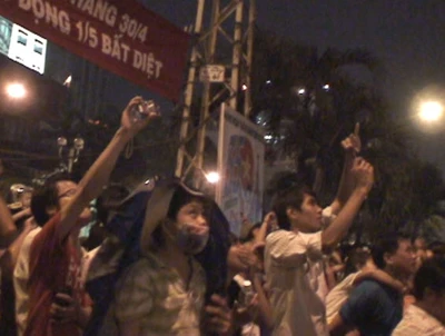 Chùm ảnh: Người dân TP. HCM xem pháo hoa trong mưa ảnh 10