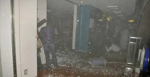 Quang cảnh một hiệu sách ở Sendai sau vụ động đất. Quang cảnh một hiệu sách ở Sendai sau vụ động đất.