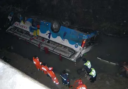 Trung Quốc: Tai nạn xe buýt nghiêm trọng, 18 người chết ảnh 1