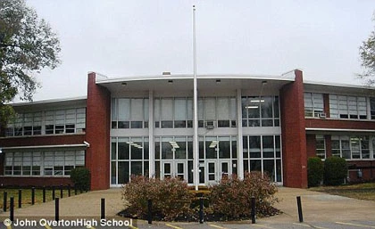 Hắt nước học sinh hôn nhau, thầy giáo gặp họa ảnh 1