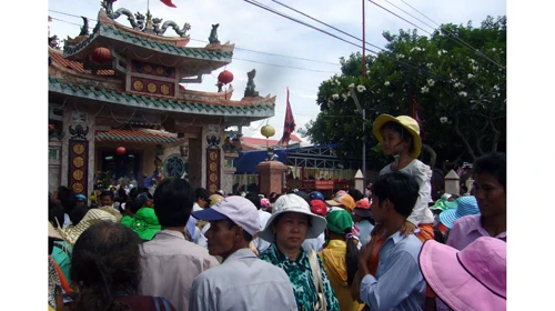 Khoảng 800.000 người dự lễ hội Nguyễn Trung Trực ảnh 1