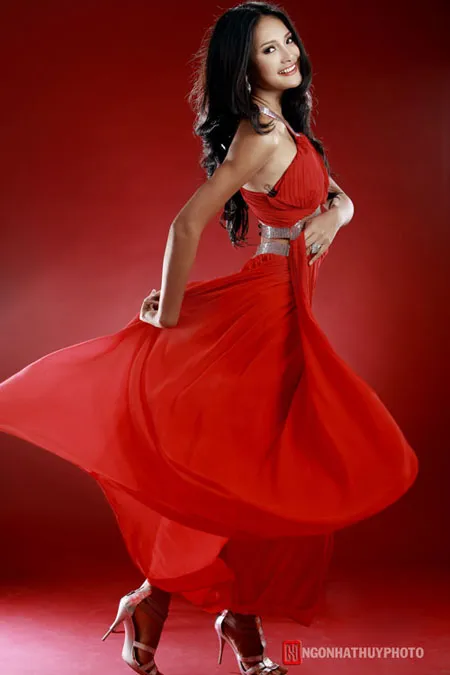 Hương Giang sexy với váy đỏ ảnh 3