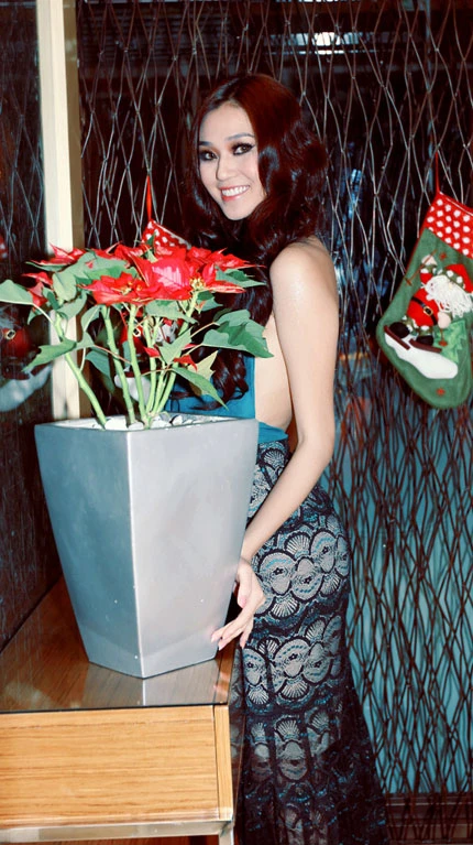 Hoa hậu Áo dài Khánh My khoe lưng thon gợi cảm ảnh 2