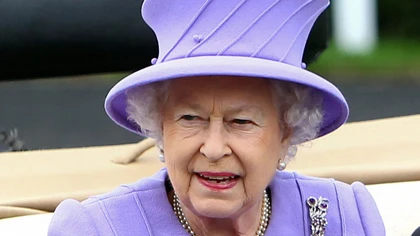 Nữ hoàng Elizabeth II nhập viện, nước Anh lên cơn sốt ảnh 1