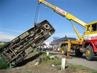 Xe khách lao xuống hố, 28 hành khách thoát nạn ảnh 1 Xe khách lao xuống hố, 28 hành khách thoát nạn ảnh 1