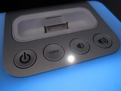 Sản phẩm chính có bốn nút tính năng chính, gồm: nút nguồn, nút đổi màu cùng hai nút tăng và giảm âm lượng.