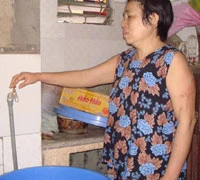 Từ hơn một tháng nay người dân xã Cổ Nhuế phải dùng nước giếng khoan