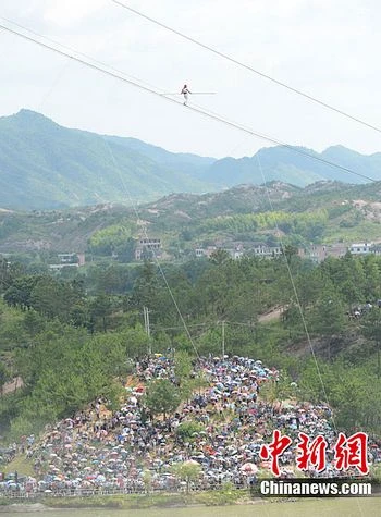 Sống sót thần kỳ sau khi rơi từ độ cao hơn 200m ảnh 2