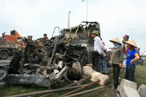 Đấu đầu trên QL 5, 2 xe container cháy rụi ảnh 1