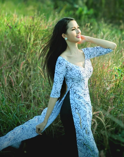 Phan Thị Mơ áo dài tung bay trên đồng cỏ ảnh 1