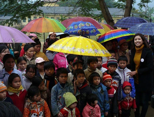 Nguyễn Thị Loan mặt mộc đi từ thiện ảnh 4