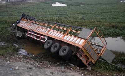 Sáng nay (2-11-2010): Phát hiện thi thể thứ 16 vụ xe khách bị lũ cuốn ảnh 3