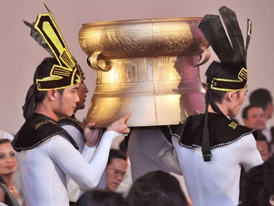 Cuộc đấu giá từ thiện bị biến thành trò đùa ảnh 2