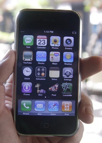 Nhộn nhịp mua bán iPhone 2G trên mạng ảnh 2