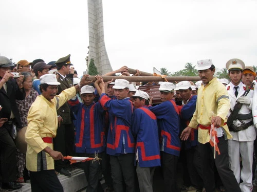 Tiễn đưa mẹ Thứ về với đất trời ảnh 18