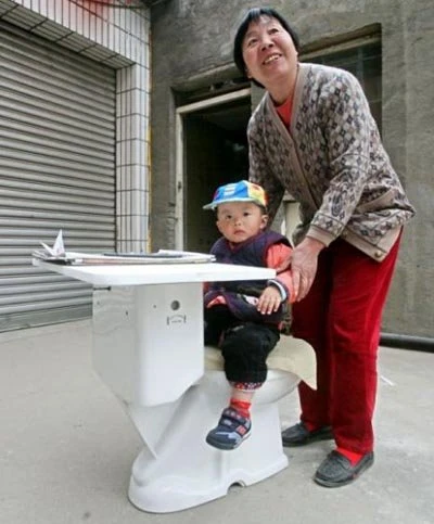 Chế bồn cầu thành bàn học ảnh 1