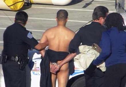 Hành khách khỏa thân phá rối trên máy bay ảnh 1 Hành khách khỏa thân phá rối trên máy bay ảnh 1