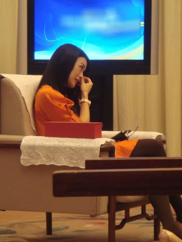 Thư Kỳ không cầm được nước mắt hối hận. Ảnh: 163.