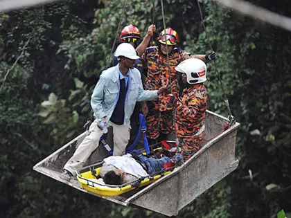 Bị phạt, lao xe buýt vào người đi đường ảnh 4