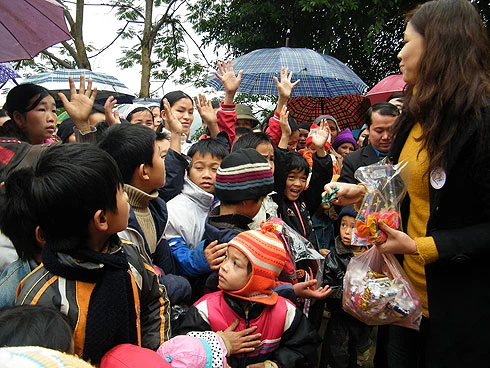 Nguyễn Thị Loan mặt mộc đi từ thiện ảnh 7