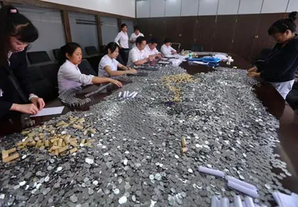 Nhà hàng Trung Quốc bồi thường cho khách bằng "núi" tiền xu ảnh 1 Nhà hàng Trung Quốc bồi thường cho khách bằng "núi" tiền xu ảnh 1