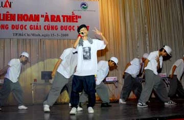 Nhóm Homie Crew “quậy tưng” với màn hip hop À Ra Thế - không được giải cũng được luật.