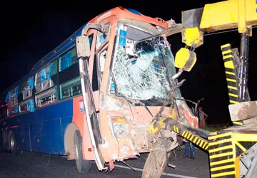 Xe khách tông xe container, sáu người nhập viện ảnh 1