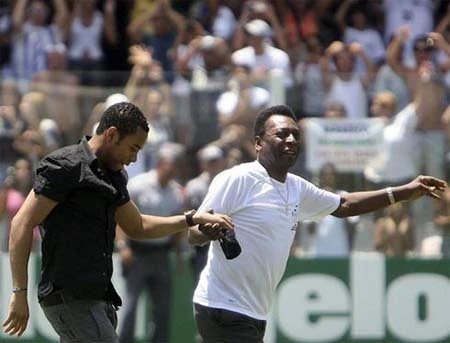 Robinho được chào đón tưng bừng ở Santos ảnh 2