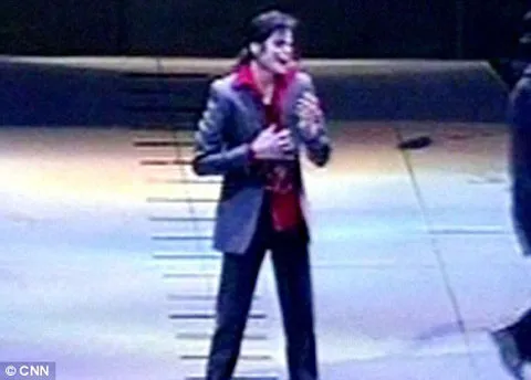 Mọi người như bị thôi miên khi xem Michael biểu diễn. Ảnh: CNN. Mọi người như bị thôi miên khi xem Michael biểu diễn. Ảnh: CNN.