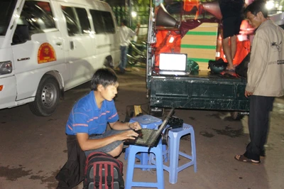 Tin mới nhận: Tàu du lịch Dìn Ký chìm trên sông Sài Gòn, còn 15 người mất tích ảnh 12