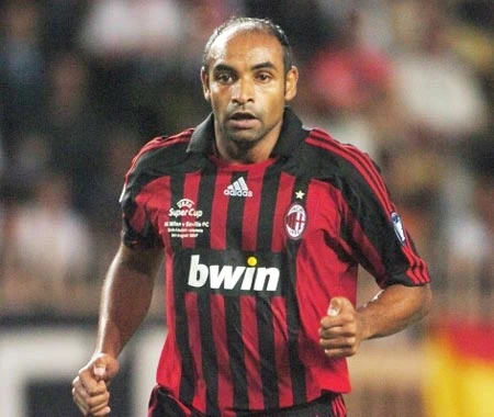 Emerson đã hồi hương để thi đấu cho Santos. Emerson đã hồi hương để thi đấu cho Santos.