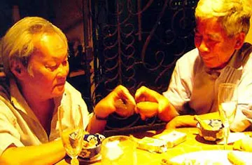 Nhà văn Nguyễn Quang Sáng (trái) cụng ly với nhà văn Bùi Ngọc Tấn. Ảnh: Thế Giới Ẩm Thực Nhà văn Nguyễn Quang Sáng (trái) cụng ly với nhà văn Bùi Ngọc Tấn. Ảnh: Thế Giới Ẩm Thực