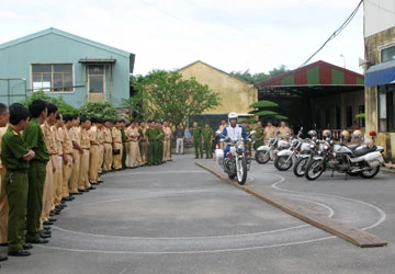 Tưng bừng các hoạt động hướng dẫn lái xe an toàn ảnh 1