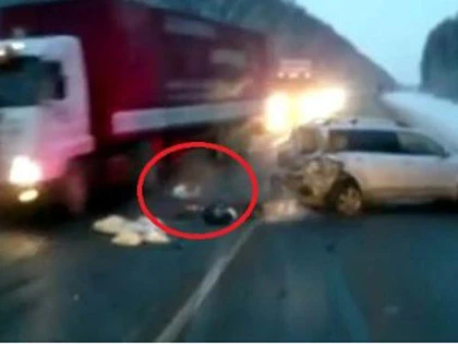 Bé gái 1 tuổi bị văng khỏi xe, nằm giữa xa lộ ảnh 2 Bé gái 1 tuổi bị văng khỏi xe, nằm giữa xa lộ ảnh 2