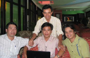 Hùng (đứng giữa) và bạn bè trước chuyến đi.