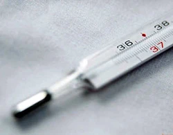 Cẩn trọng khi dùng nhiệt kế đo độ nóng bình sữa của trẻ ảnh 1