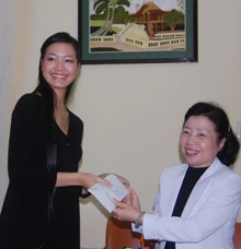 Thùy Dung trao tiền cho đại diện Hội Bảo trợ phụ nữ và trẻ em nghèo bất hạnh Đà Nẵng.