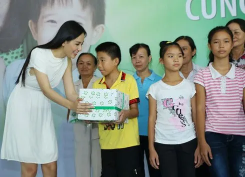 Mai Phương Thúy dành cuối tuần chơi cùng trẻ làng SOS ảnh 2